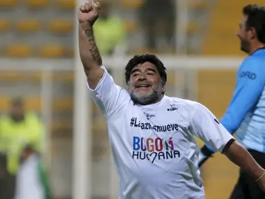 Mantan pemain Argentina, Diego Armando Maradona merayakan selebrasi usai mencetak gol pada laga amal untuk Perdamaian di Techo stadion, Bogota, Kolumbia (10/42015). (REUTERS/John Vizcaino)