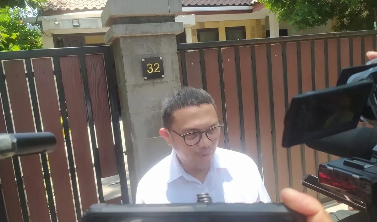 Devo tidak bisa memastikan berapa lama pamannya berada di Makassar.