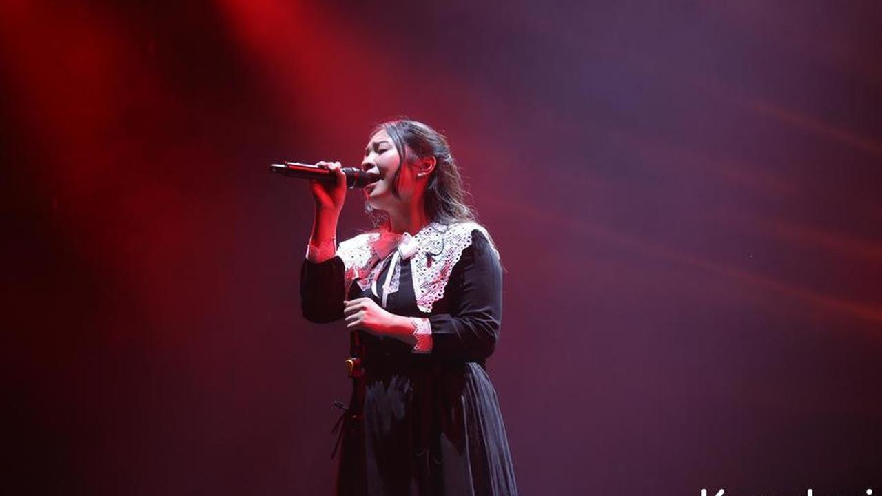Bernadya Dapat Bunga Dari Penonton KapanLagi Buka Bareng BRI Festival 2025