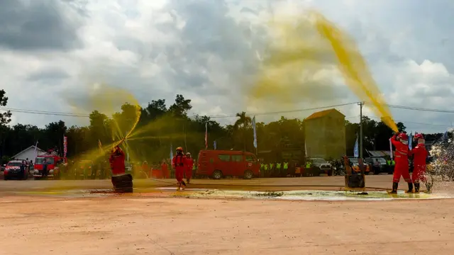 Cantiknya Warna-Warni Air Menari di Simulasi Pemadaman Karhutla di Sumsel