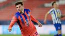 Pemain Chelsea, Mason Mount, melakukan selebrasi usai mencetak gol ke gawang FC Porto pada laga Liga Champions di Stadion Ramon Sanchez Pizjuan, Kamis (8/4/2021). Chelsea menang dengan skor 2-0. (AFP/Cristina Quicler)