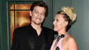 <p>Millie Bobby Brown (kanan) dan pacarnya Jake Bongiovi menghadiri pemutaran perdana film Enola Holmes 2 di The Paris Theatre, New York, Amerika Serikat, 27 Oktober 2022. Brown tertangkap kamera menatap penuh kasih pada putra rocker Jon Bon Jovi itu saat mereka berpose untuk fotografer. (Photo by Evan Agostini/Invision/AP)</p>
