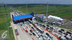 Ribuan kendaraan terjebak kemacetan di pintu tol Brebes Timur, Jawa Tengah, Minggu (3/7). Hingga pukul 13.00 WIB, antrean kendaraan di Jalur tersebut telah mencapai 20 kilometer. (Liputan6.com/Angga Yuniar)