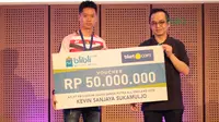 Kevin Sanjaya menerima Kevin juga menerima voucher senilai Rp. 50 juta dari Blibli.com di Galeri Indonesia Kaya, Grand Indonesia, Jakarta (28/3/2018). (Bola.com/Nick Hanoatubun)