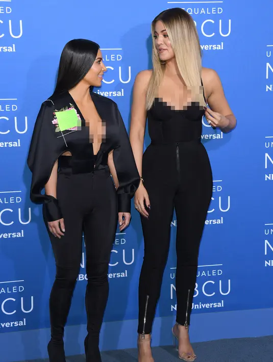 Kim Kardashian dan Khloe Kardashian saat menghadiri acara NBCUniversal Network 2017 Upfront di Radio City Music Hall, New York, 15 Mei 2017. (AFP Photo/ ANGELA WEISS)