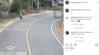 Melalui unggahan akun Instagram @newdramaojol.id, terlihat seorang wanita atau yang biasa disebut emak-emak berkendara sepeda motor di sebuah jalan sepi.
