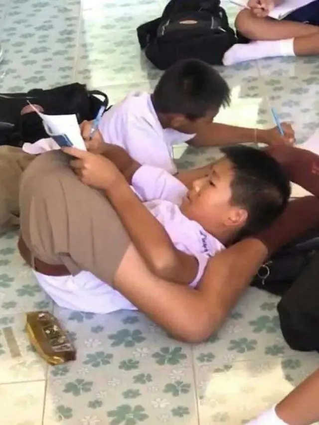 6 Posisi Baca Buku Ini Nyeleneh Banget, Jadi Sorotan
