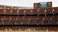 Pemandangan kontras terjadi di Stadion Camp Nou. Tim Barcelona Wanita berhasil pecahkan rekor penonton di Stadion kebanggaan Tim Katalan tersebut. (AP/Joan Monfort)