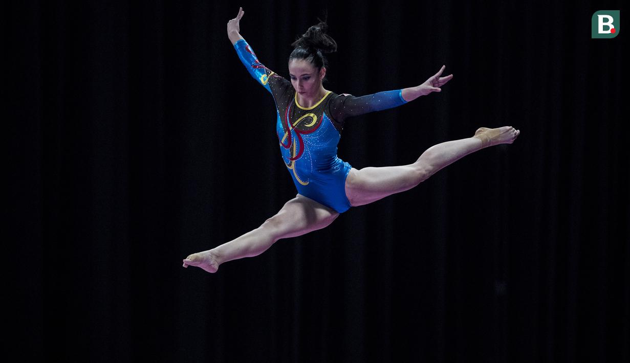 Pesenam Malaysia, Farah Ann, saat tampil pada Asian Games XVIII cabang senam di JiExpo Kemayoran, Jakarta, Rabu (22/8/2018). Selain cantik, dirinya merupakan salah satu pesenam putri terbaik Malaysia. (Bola.com/Vitalis Yogi Trisna)