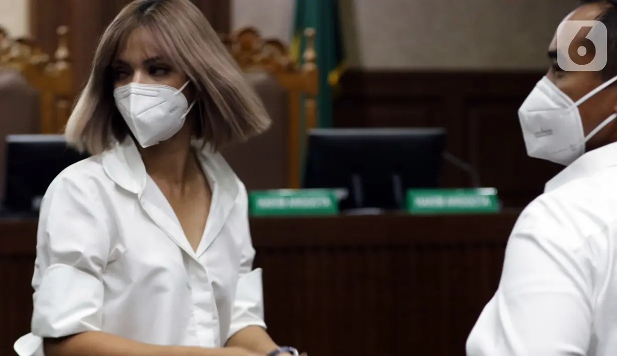 Pasangan selebritas Nia Ramadhani (kiri) bersama suaminya, Ardi Bakrie saat menjalani sidang lanjutan kasus dugaan penyalahgunaan narkoba di Pengadilan Negeri Jakarta Pusat, Kamis (9/12/2021). Sidang lanjutan tersebut mendengar keterangan saksi ahli. (Liputan6.com/Helmi Fithriansyah)
