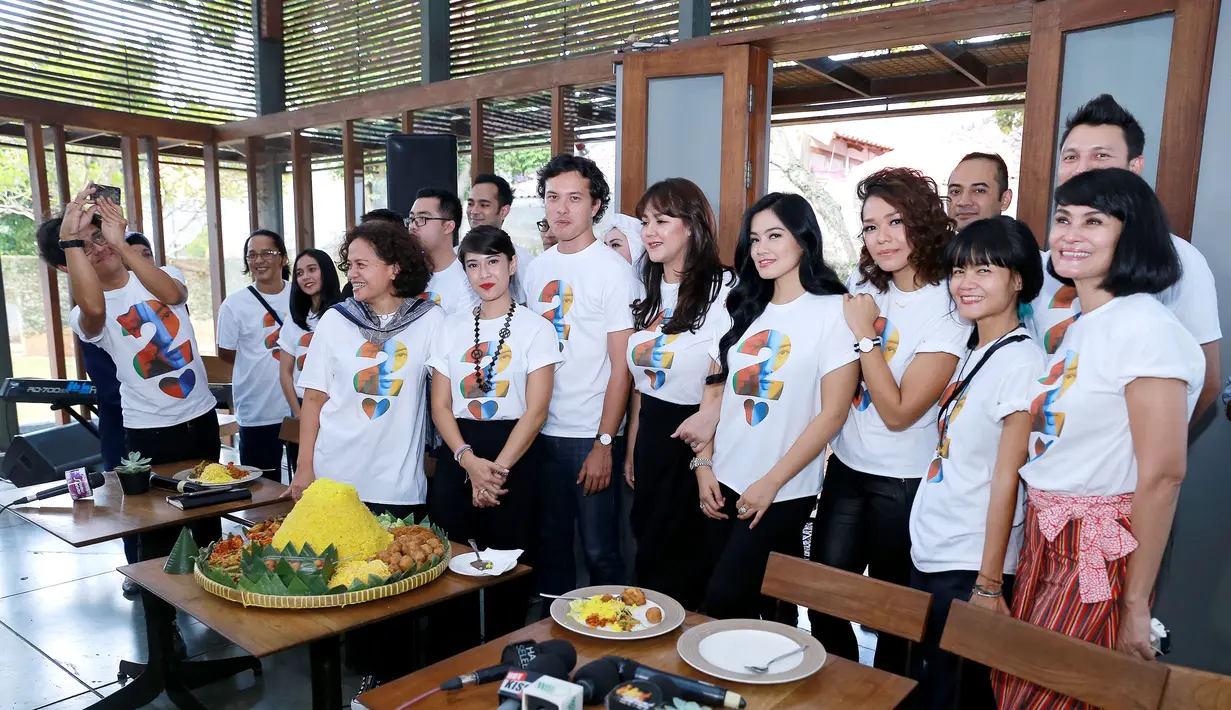 Film AADC 2 yang kehilangan satu pemain mereka, Ladya Cherryl, direncanakan rilis di bioskop pada April 2016 mendatang. Mereka menggelar syukuran pra syuting di kawasan Kemang, Jakarta Selatan, Rabu (21/10/2015). (Galih W. Satria/Bintang.com)