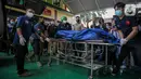 Petugas menurunkan kantong jenazah korban kebakaran Lapas Kelas I Tangerang dari ambulans di RS Polri Kramat Jati, Jakarta, Rabu (8/9/2021). Sebanyak 41 warga binaan tewas akibat kebakaran yang terjadi di Blok C 2 Lapas Kelas I Tangerang. (Liputan6.com/Faizal Fanani)