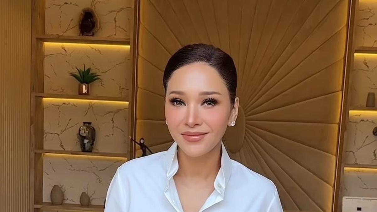 Gaya Smart Casual Maia Estianty Bak CEO Drakor, Memesona di Usia Menjelang 50 Tahun