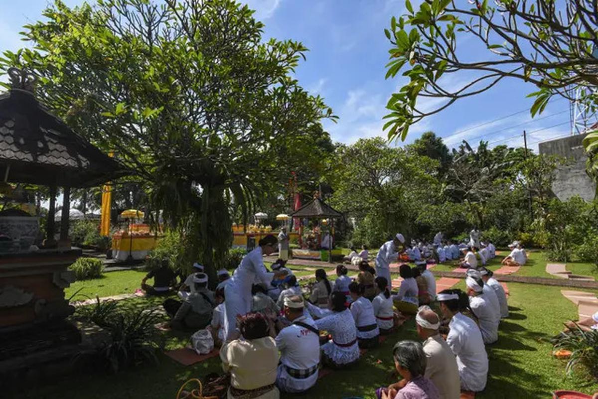 Suasana Khidmat Selimuti Perayaan Galungan di Pura Amertha Sari Cinere