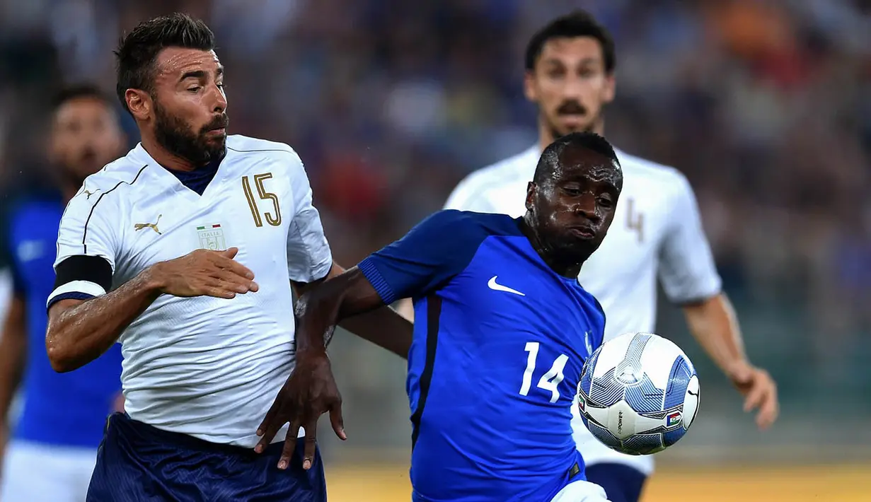 Gelandang Prancis, Blaise Matuidi, berebut bola dengan bek Italia, Andrea Barzagli. Meski kalah, Italia menguasai jalannya laga dengan penguasan bola 63 persen. (AFP/Alberto Pizzoli)