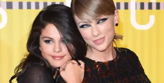 Sebulan sudah Selena Gomez berada dalam masa rehabilitasi dalam proses penyembuhan gangguan emosionalnya. Sebagai sahabat karib, Taylor Swift, kabarnya ikut berperan membantu pemulihan Gomez. (AFP/Bintang.com)