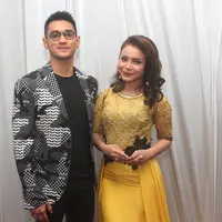 Afgan dan Rossa sesaat sebelum tampil di peringatan ulangtahun Y.M Kongco Kwan Sing Tee Koen (Dewa Perang dalam sejarah Tiongkok) ke-1857 di Klenteng Kwan Sing Bio Tuban, Jawa Timur