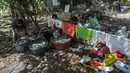 Aktivis Ecological Observation and Wetland Conservation (Ecoton) mencuci sampah plastik untuk membuat instalasi di Gresik, Jawa Timur, 17 September 2021. Instalasi tersebut di antaranya terbuat dari 4.444 botol. (JUNI KRISWANTO/AFP)