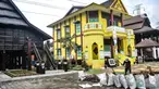 Pekerja saat mengerjakan tahap finishing di salah satu anjungan Taman Mini Indonesia Indah (TMII), Jakarta Timur, Senin (7/11/2022). Direktur Eksekutif TMII, Emilia Nur Utari mengungkapkan progres revitalisasi untuk keseluruhan kompleks TMII sudah hampir rampung, saat ini pekerja fokus pada tahap finishing. (merdeka.com/Iqbal S Nugroho)