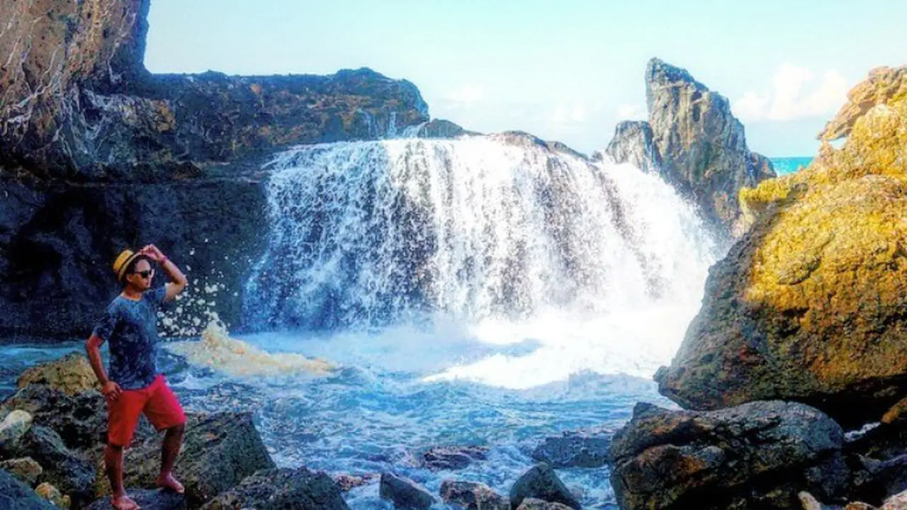 Fenomena Alam Unik, Air Terjun Asin di Lombok