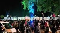 Para penonton menikmati live musik di car free night Tuban. (Ahmad Adirin/Liputan6.com)