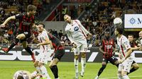 Pemain AC Milan, Matteo Gabbia, mencetak gol pertama dalam laga kontra Monza pada giornata 38 Serie A Liga Italia di San Siro, Minggu (25/5/2025) dini hari WIB. AC Milan menang 2-0 dalam laga terakhirnya di liga musim ini. (Alberto Mariani/LaPresse via AP)