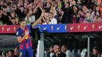 Momen emosional langsung menyelimuti markas Barcelona setelah Robert Lewandowski menyampaikan salam perpisahan kepada para pendukung. (AP Photo/Joan Mateu Parra)