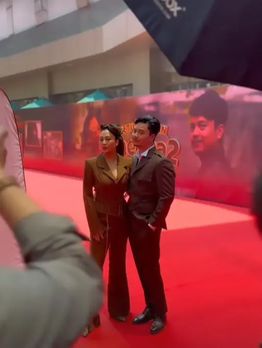 Sebelum gala premiere, Sherina Munaf dan Derby Romero terlihat serasi dalam outfit bergaya safari. [@astecat]