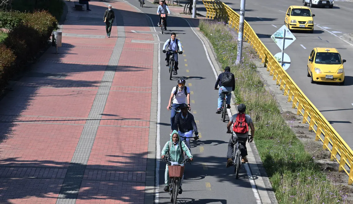 Orang-orang mengendarai sepeda selama Car Free Day -hanya bus dan taksi yang diizinkan- di Bogota pada 2 Februari 2023. Kantor Wali Kota Bogota mengatakan acara ini berfungsi untuk "memiliki polusi (CO2) 57% lebih sedikit di lingkungan kita" karena hampir dua juta mobil pribadi dan setengah juta sepeda motor berhenti beredar. (Juan BARRETO / AFP)