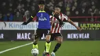 Penyerang Tottenham Hotspur Son Heung-min berebut bola dengan bek Sheffield United George Baldock putaran kelima Piala FA 2022/2023 di Bramall Lane, Rabu (2/3/2023) dini hari WIB. Tottenham Hotspur tersingkir dari Piala FA setelah kalah dari Sheffield United dengan skor 0-1. (AP Photo/Rui Vieira)