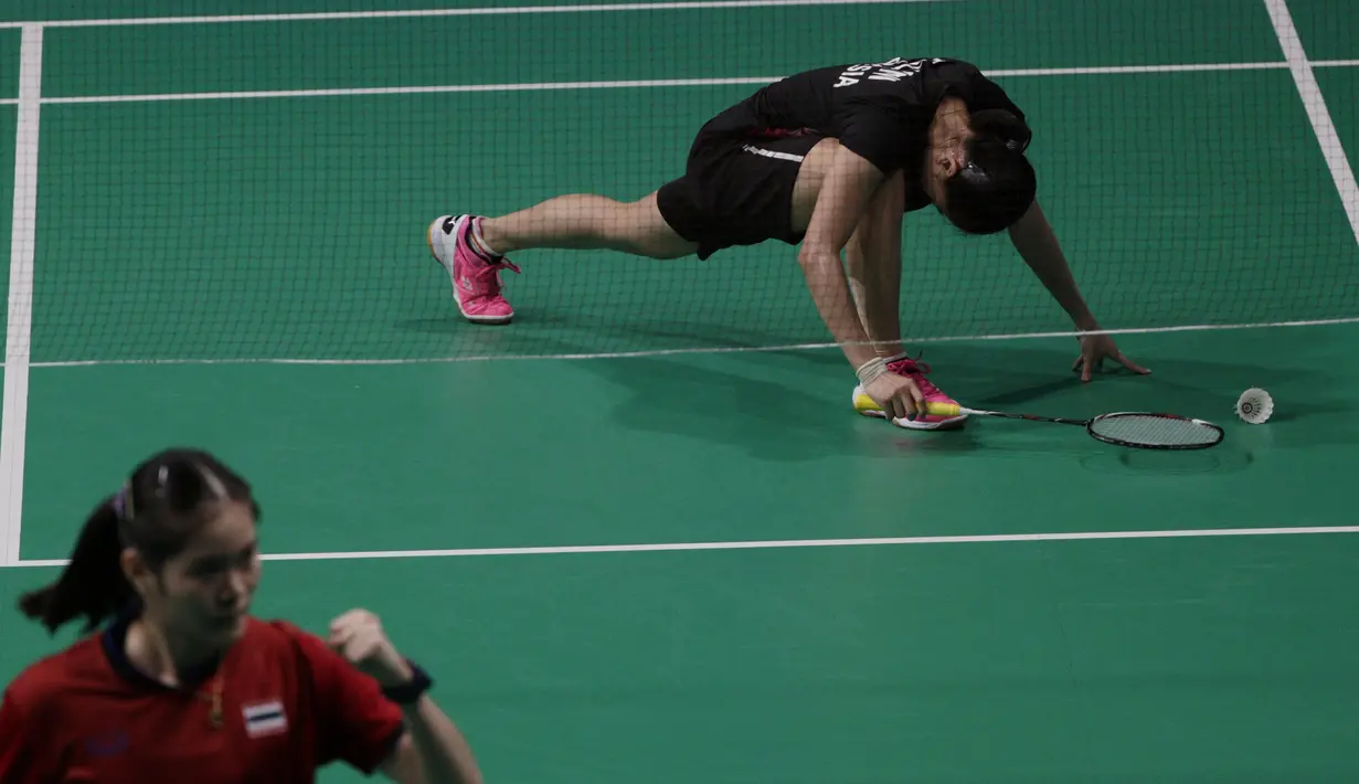 Pebulutangkis Indonesia, Fitriani, terjatuh saat melawan Busanan Ongbumrungpan pada final beregu putri SEA Games 2019 di Muntinlupa Sports Complex, Manila, Selasa (3/12). Kalah 1-3, Indonesia hanya meraih perak. (Bola.com/M Iqbal Ichsan)