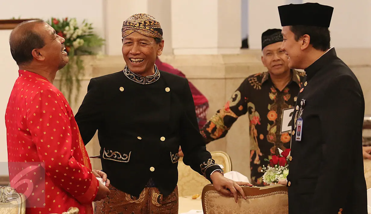 MenkoPolHukam, Wiranto memakai baju adat Jawa pada Peringatan Konferensi Asia Afrika (KAA) 2017 di Istana Negara, Jakarta, Selasa (18/4). Pada peringatan KAA ini, jajaran pejabat negara mengenakan busana adat nusantara (Liputan6.com/Angga Yuniar)