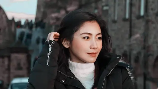 Wajahnya yang cantik dan lembut membuat banyak para penggemar mengaguminya.