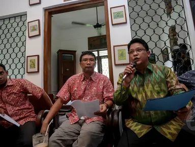 Ketua PBH Peradi Rivai Kusumanegara bersama Direktur ICJR Supriyadi W. Eddyono (kedua kanan) saat berdiskusi di Jakarta, Jumat (8/5/2015). Diskusi membahas tentang Wajah Baru Praperadilan Pasca Putusan Mahkamah Konstitusi. (Liputan6.com/Faizal Fanani)