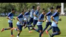 Pesepak bola timnas Indonesia melakukan latihan di lapangan 1, komplek stadion My Dinh, Hanoi, Minggu (23/11). (ANTARA FOTO/Prasetyo Utomo)