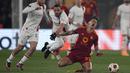 Pemain AS Roma, Paulo Dybala, terjatuh saat berusaha melewati pemain AC Milan, Ismael Bennacer, pada leg kedua perempat final Liga Europa di Stadion Olimpico, Roma, Jumat (19/4/2024). Giallorossi menang dengan skor 2-1. (AP Photo/Andrew Medichini)