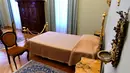 Kamar tidur Paus di apartemen pribadinya yang sekarang terbuka untuk wisatawan di Castel Gandolfo, Roma, Italia (21/10). Menurut sejarah ruangan ini pernah menjadi ruang bersalin darurat pengungsi selama Perang Dunia Kedua. (AFP/Alberto Pizzoli)