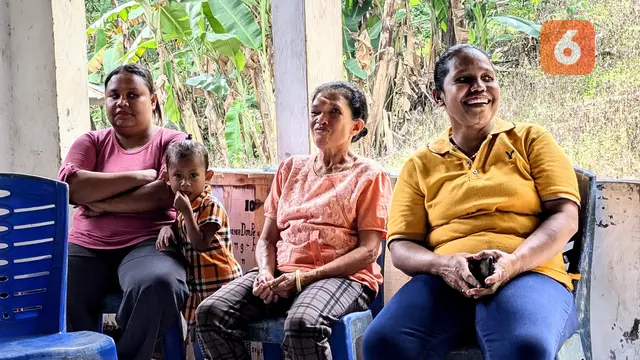 Kegiatan warga desa di sekitar sumber air panas Sombulou Lasugolo, Ende, NTT.