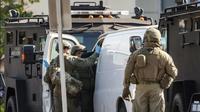 Polisi menemukan sebuah van putih yang diduga milik pelaku penembakan Imlek di Los Angeles. Dok:&nbsp;AP Photo/Damian Dovarganes