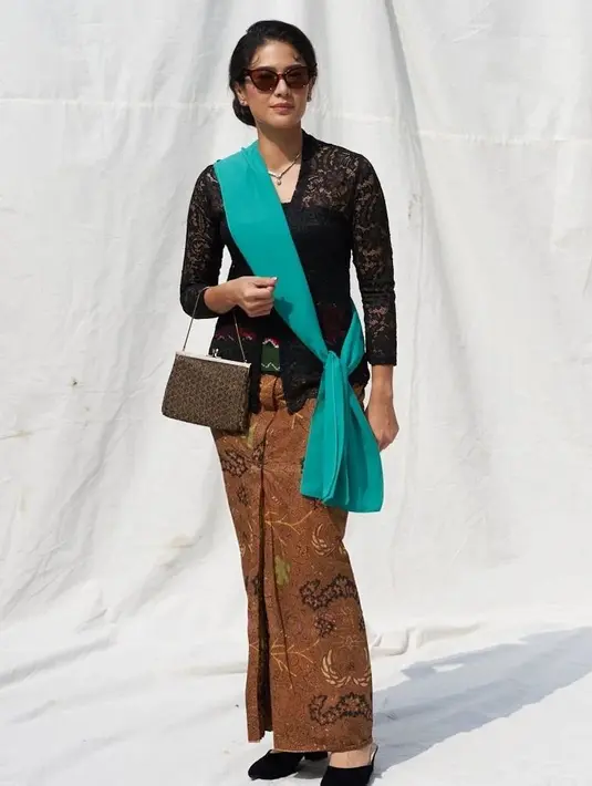 <p>Kebaya yang dipilih Dian Sastrowardoyo adalah jenis kutu baru dengan warna hitam. Memaksimalkan penampilannya, Dian juga menyanggul rambutnya. (FOTO: instagram.com/therealdisastr/)</p>