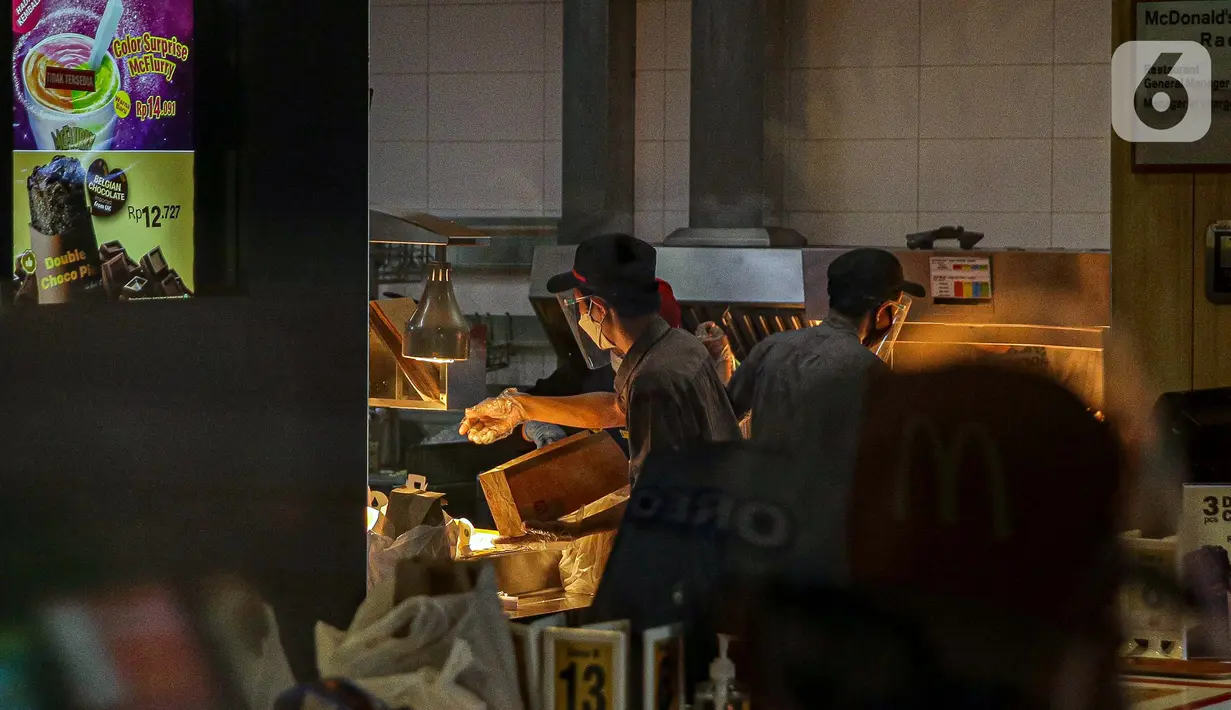 Pegawai menyiapkan pesanan di gerai cepat saji McDonald's Raden Saleh, Jakarta, Rabu (9/6/2021). BTS Meal merupakan menu kolaborasi boyband asal Korea, BTS, dengan McDonald's yang hadir di 50 negara termasuk Indonesia. (Liputan6.com/Faizal Fanani)
