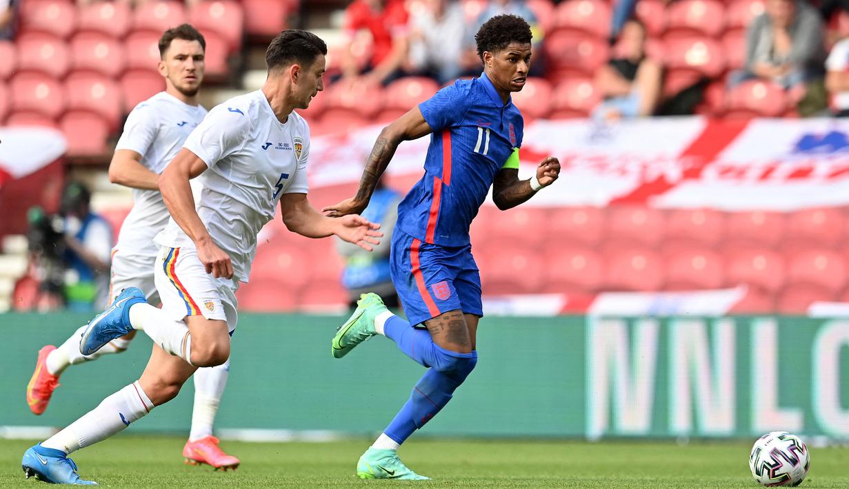 Sayap kiri Timnas Inggris, Marcus Rashford (kanan) menjadi pemain tercepat skuat The Three Lions. Pemain 23 tahun ini mampu mencatat kecepatan 33,5 km/jam. (Foto: AFP/Pool/Paul Ellis)