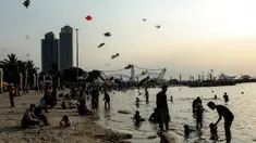 Warga bermain di pantai saat mengisi liburan Idul Adha di Taman Impian Jaya Ancol, Jakarta, Jumat (30/6/2023). (Liputan6.com/Johan Tallo)