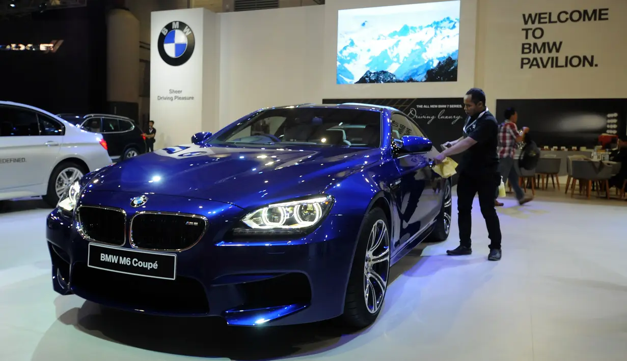 Pengunjung melihat mobil BMW M6 Coupe yang dipamerkan di Indonesia Internasional Motor Show 2016 di JIEXPO Kemayoran Jakarta, Kamis (7/4/2016). Penyelenggara menargetkan IIMS 2016 mampu meraup transaksi Rp 2 Triliun. (Liputan6.com/Helmi Fithriansyah)