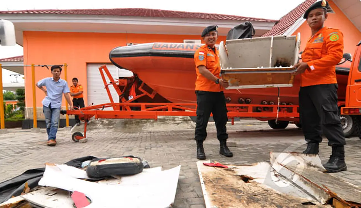 Petugas Basarnas Palu memperlihatkan sejumlah serpihan yang diduga milik Pesawat AirAsia di halaman kantor Basarnas, Sulawesi Tengah, Rabu (4/2/2015). (Liputan6.com/Dio Pratama)