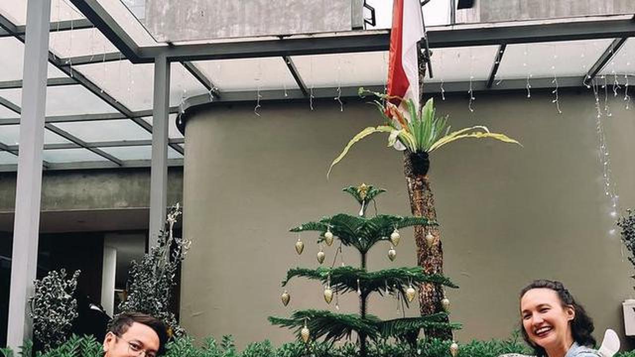 6 Potret Pohon Natal Nadine Chandrawinata di Halaman Rumah, Ditanam Sejak 2022