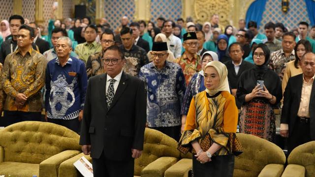 Ketua Pembina Yayasan Pendidikan OSO, Oesman Sapta Odang (Oso) menghadiri acara pelantikan dan serah terima jabatan Rektor Universitas Oso (Unoso), Minggu (10/11/2024).