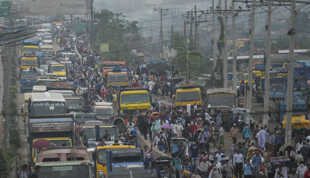 Orang-orang meninggalkan kota menuju kampung halaman mereka menjelang Lebaran di tengah pandemi corona Covid-19, di Dhaka, Selasa (11/5/2021). Para pemudik tampak berdesakan dan menjaga jarak, padahal pemerintah Bangladesh memerintahkan penduduk tidak mudik Idulfitri. (Munir Uz zaman/AFP)