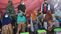 Mendapatkan pantauan langsung Kapolda Jabar Irjen Pol Suntana, pelaksanan vaksinasi di Kompleks Gedung Islamic Center (IC) Kabupaten Tasikmalaya berlangsung meriah. (Liputan6.com/Jayadi Supriadin)