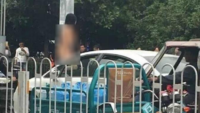Perempuan 'Menggila', Menari Tanpa Busana di Jalanan Ramai 